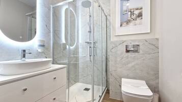 Superior-Studiosuite, 1 Queen-Bett und Schlafsofa | Badezimmer | Dusche, Haartrockner, Handtücher, Toilettenpapier