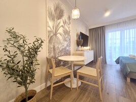 Superior Studio Suite, 1 Queen Bed with Sofa bed | Iron/ironing board, free WiFi