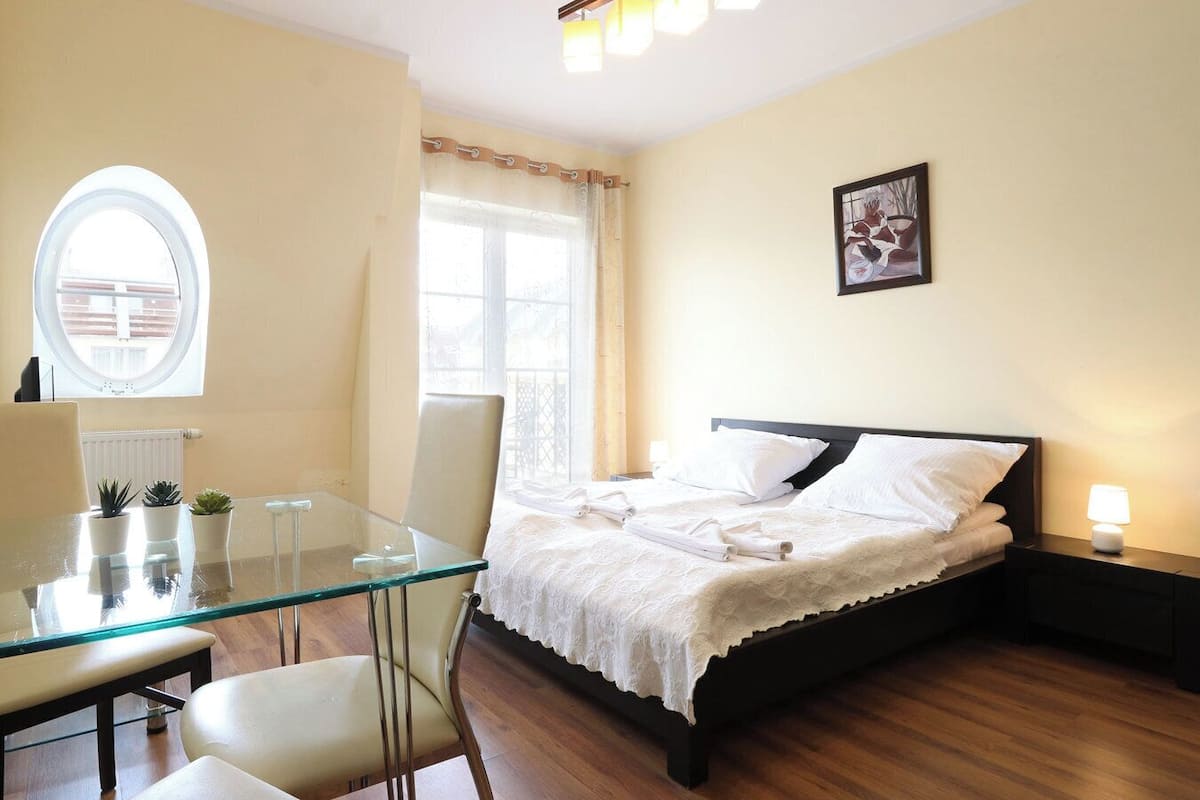 Economy Studio Suite, 1 Queen Bed | 1 bedroom, iron/ironing board, free WiFi