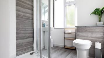 غرفة ديلوكس رباعية | حمام | صابون، شامبو، ورق حمّام