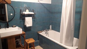 Secador de cabelo, toalhas de banho, sabonete, shampoo