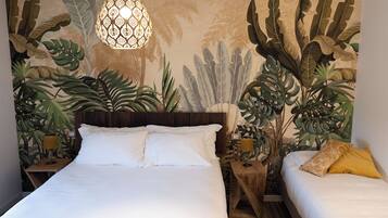 Deluxe trippelrum - utsikt mot poolen | Minibar, vÀrdeförvaringsskÄp pÄ rummet och skrivbord