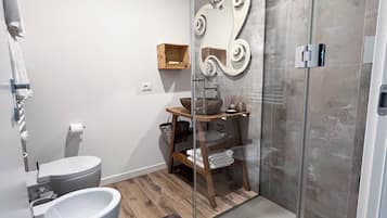Habitación doble Deluxe, vista a la alberca | Baño | Regadera, amenidades de baño gratuitas, secadora de cabello, pantuflas