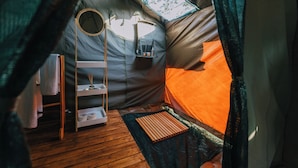 Luxe tent | Badkamer | Een douche, gratis toiletartikelen, pantoffels, handdoeken
