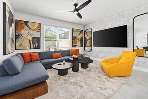 Télévision, chaîne hi-fi, espaces bureaux