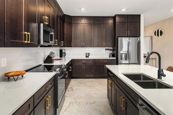 ثلاجة، ميكروويف، فرن، موقد طهي مسطح