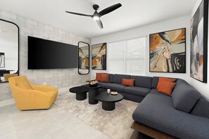 Télévision, chaîne hi-fi, espaces bureaux