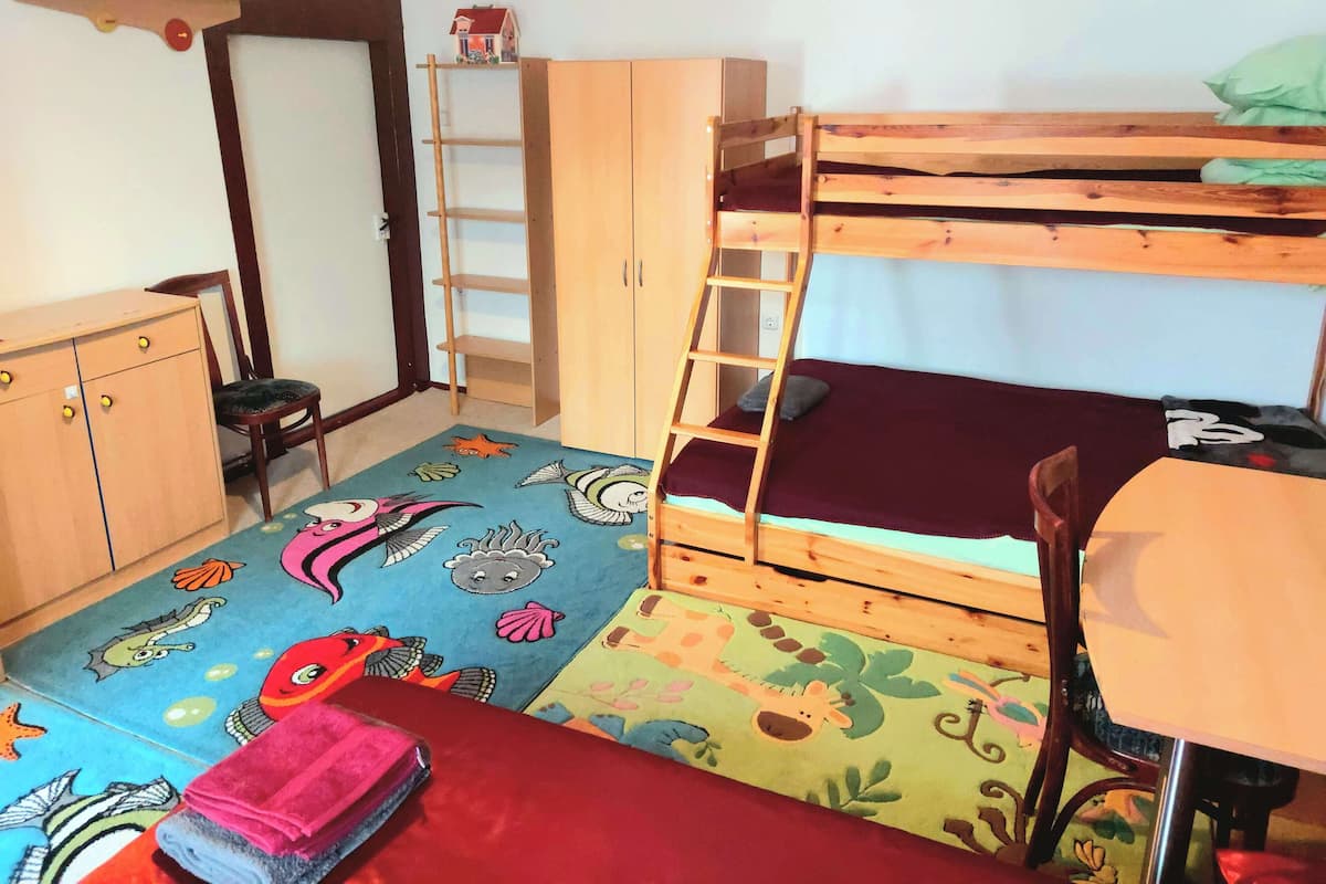 Familien-Vierbettzimmer | Kostenloses WLAN, Bettwäsche