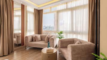Junior Studio Suite | Living area | TV, fireplace