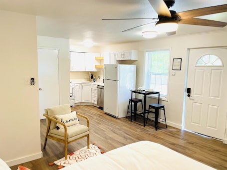 1 bedroom, WiFi, bed sheets. Private Cozy Studio Unit Near UAMS Little Rock