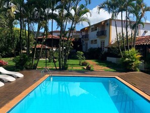 Outdoor pool, open 8:00 AM to 8:00 PM, pool umbrellas, sun loungers - Pousada Villa Real (Tiradentes)
