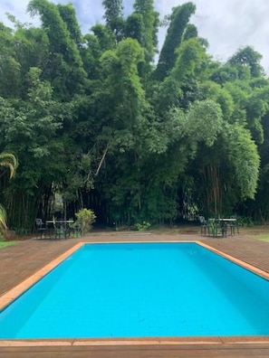 Outdoor pool, open 8:00 AM to 8:00 PM, pool umbrellas, sun loungers - Pousada Villa Real (Tiradentes)