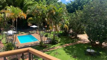 Piscina externa, funciona das 8h às 20h, guarda-sóis, espreguiçadeiras