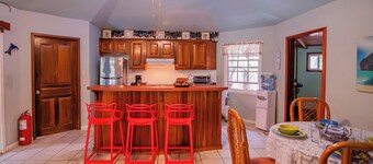 Cozy 3-bed house in charming West End with WiFi, AC