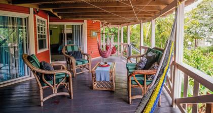 Cozy 3-bed house in charming West End with WiFi, AC