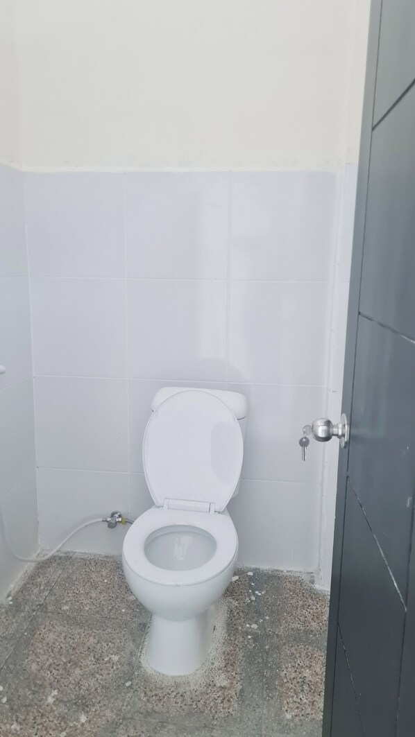 Bathroom - Tasya Homestay (Labuan Bajo)