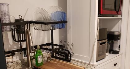 Cozy 1-bedroom apartment with WiFi, AC in gorgeous Chicago