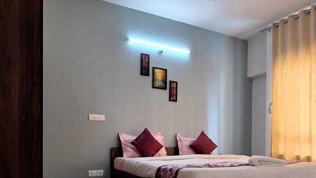 Ein Schlafzimmer mit einem Bett, einem Deckenventilator und einer LED-Leiste über dem Bett.