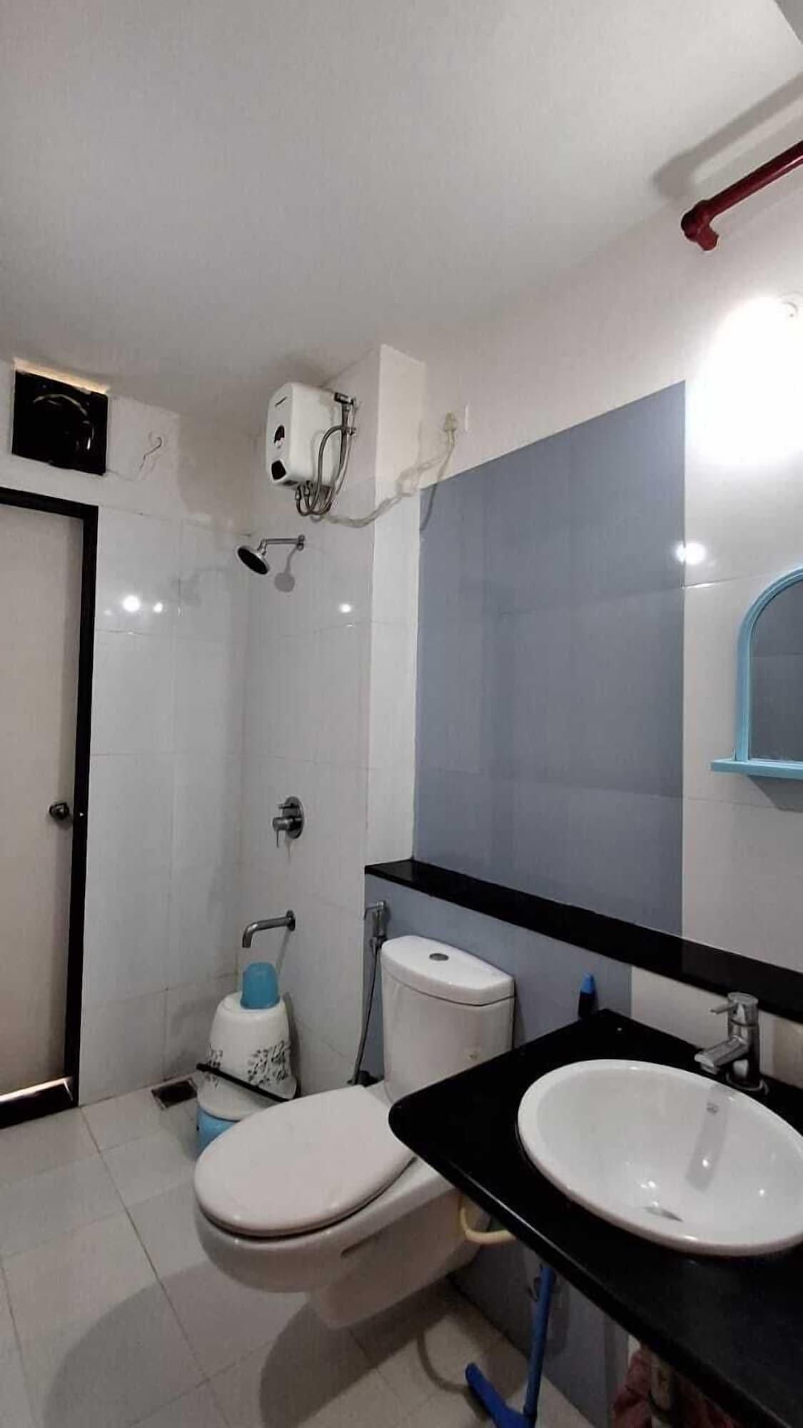 Ein Badezimmer mit Toilette, Waschbecken und Dusche.