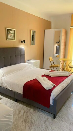 1 bedroom, bed sheets