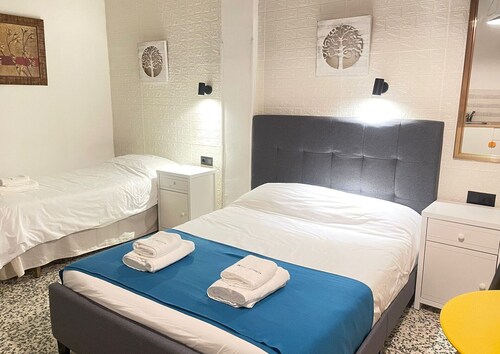 Triple Superior - Balcón Calle el Pilar - Mini Cocina-bańo Privado