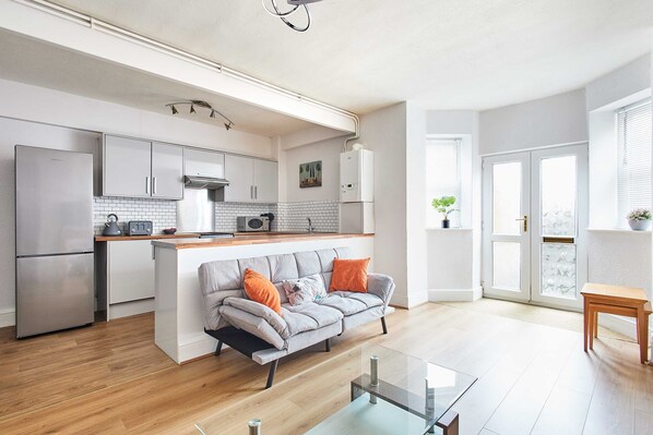 Appartamento | 1 camera, cassaforte in camera, una scrivania, ferro/asse da stiro