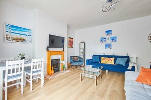 Appartamento | 1 camera, cassaforte in camera, una scrivania, ferro/asse da stiro