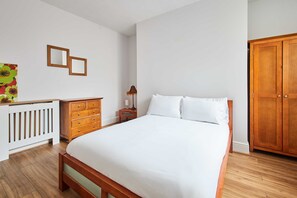 Appartamento | 1 camera, cassaforte in camera, una scrivania, ferro/asse da stiro