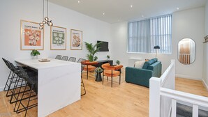 A modern living space with a kitchen island, dining area, and seating. - Host Stay Princes Place Apartments (Liverpool)