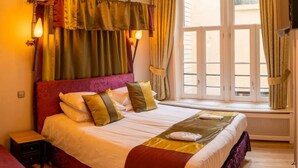 2 bedrooms, desk, iron/ironing board, travel crib - In the Heart of Old Amsterdam with Canal view (Amsterdam)