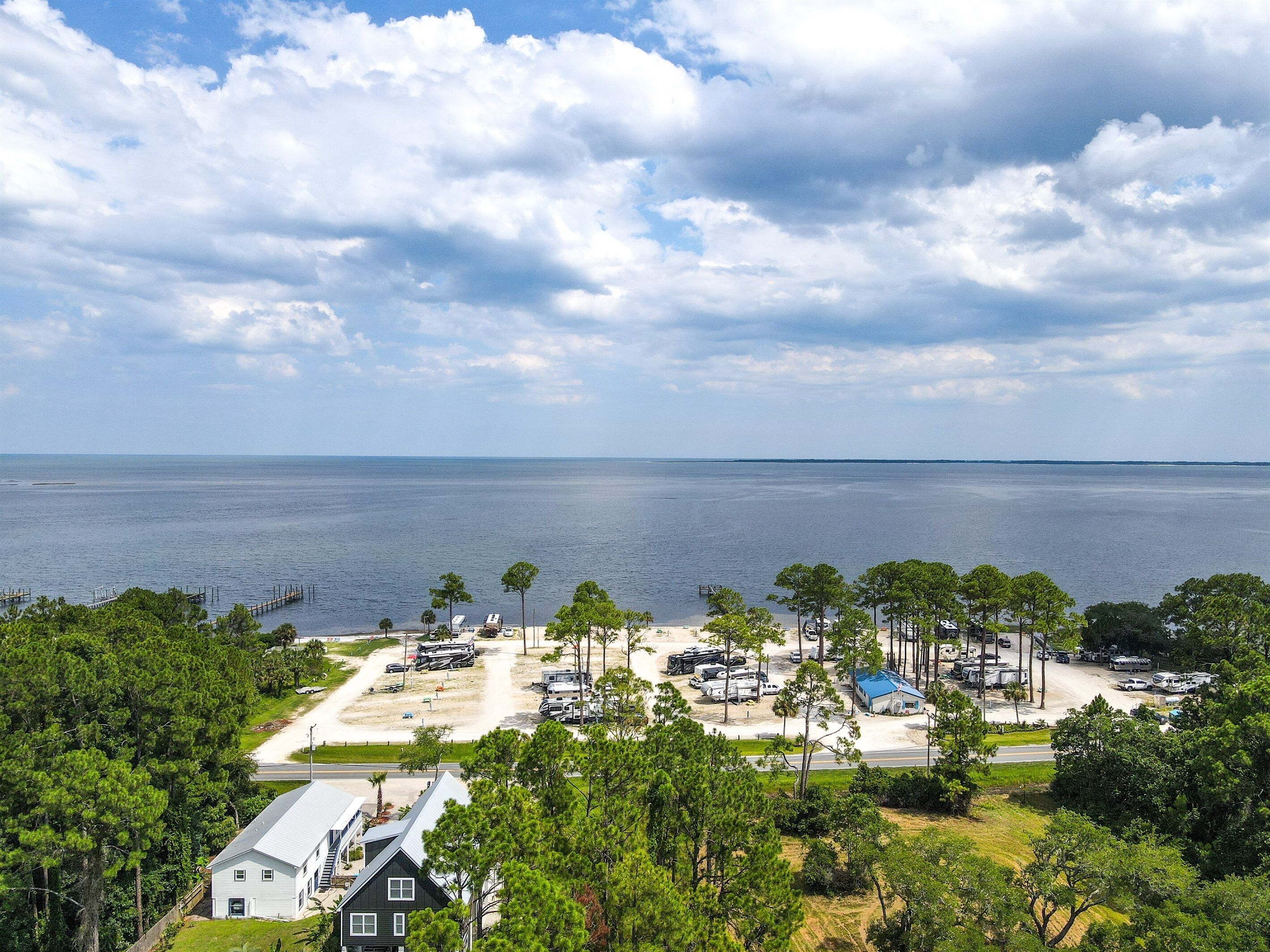 New Listing! Bosun Joe's Boathouse 2BR/2BA close to boatramp