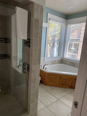 SĂšche-cheveux, serviettes fournies, savon, papier toilette