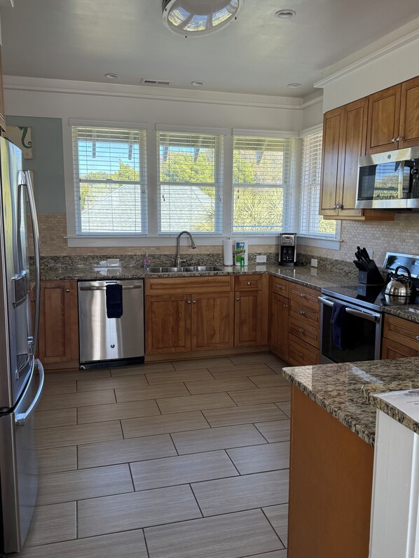 Private kitchen - Golf cart & bikes included in this lovely cottage for 8. Pool & gym access incl. (Bald Head Island)