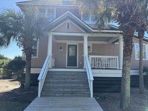Exterior - Golf cart & bikes included in this lovely cottage for 8. Pool & gym access incl. (Bald Head Island)