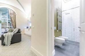 Asciugacapelli, bidet, asciugamani, sapone
