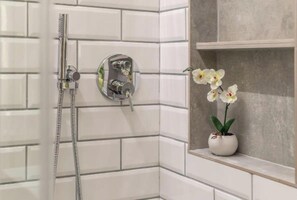 Secador de pelo, bidet, toallas, jabón