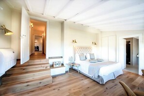 7 bedrooms, WiFi, bed sheets