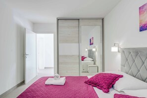 4 bedrooms, WiFi, bed sheets