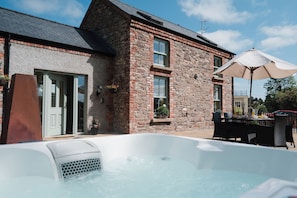 Outdoor dining - Tranquil Rustic Cottage in the country (OMAGH)