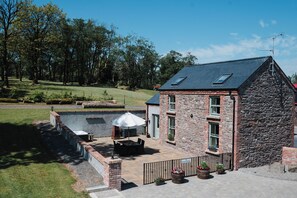 Terrace/patio - Tranquil Rustic Cottage in the country (OMAGH)