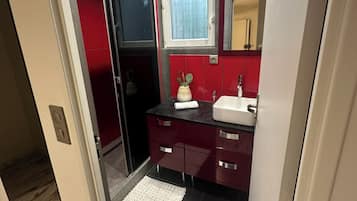 Serviettes fournies, papier toilette
