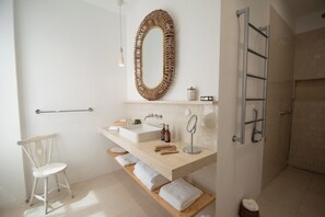 Comfort Double Room | Bathroom | Shower, hair dryer, bathrobes, towels - Casa Amor Olhão (Olhao)