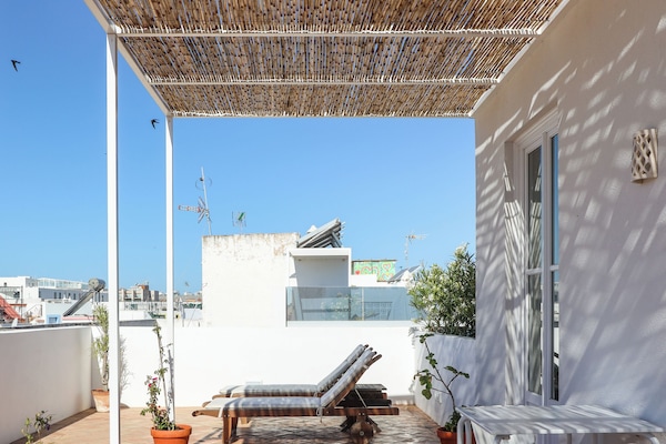 Deluxe Tek Büyük veya İki Ayrı Yataklı Oda, Kısmi Deniz Manzarası | Teras/veranda