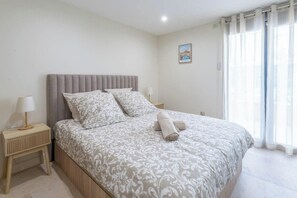 5 bedrooms, iron/ironing board, WiFi, bed sheets