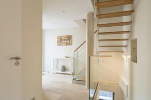 A modern interior with a staircase, a glass railing, and a minimalist decor. - Le Havre des Calanques - Morgiou - Piscine - Terrain de pétanque (Marseille)