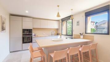 Een koelkast, een microgolfoven, een oven, een vaatwasser