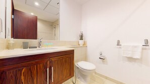 Amenidades de baño gratuitas, secadora de cabello, toallas 
