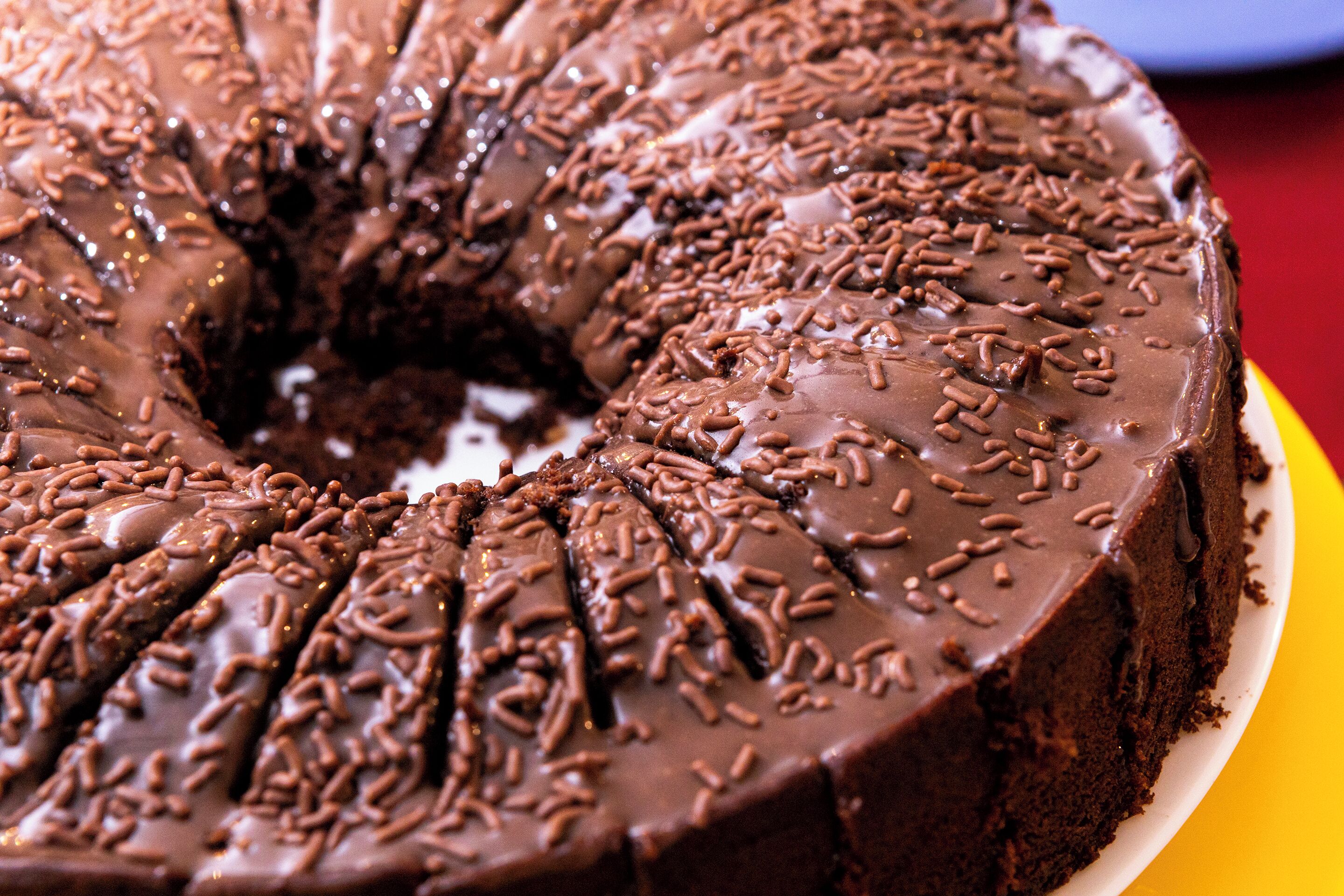 Ein Schokoladenkuchen mit Schokoladenstreuseln.