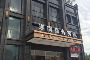 Un edificio con un cartel que dice 'Jia Nan Business Hotel'.