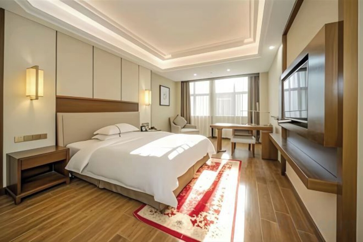 Sunshine House City-View Double Bed Room (Leisure Soft Couch + Tranquil Mattress + Office Area)